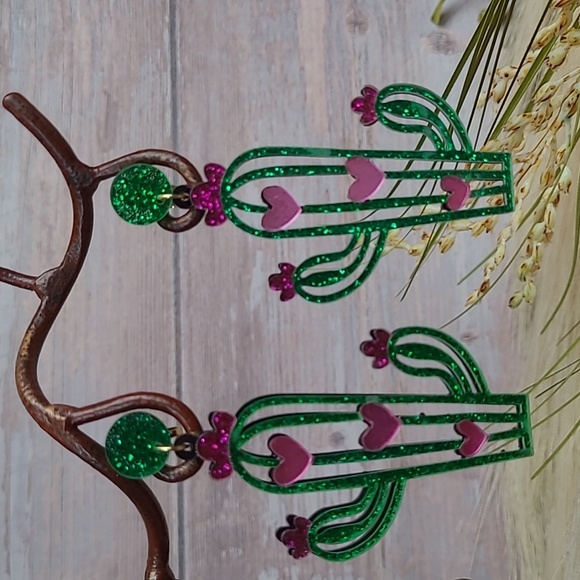 NEW GREEN HEART & CACTUS CLIP-ON EARRINGS - Picture 1 of 7